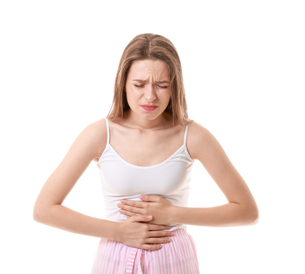 Giovane donna che soffre di mal di stomaco su sfondo bianco
 - Foto, immagini