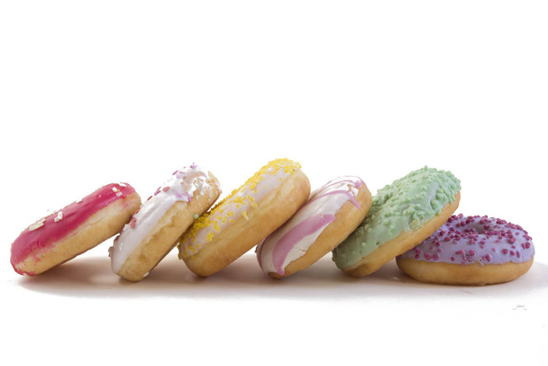 kleurrijke donuts op witte achtergrond - Foto, afbeelding
