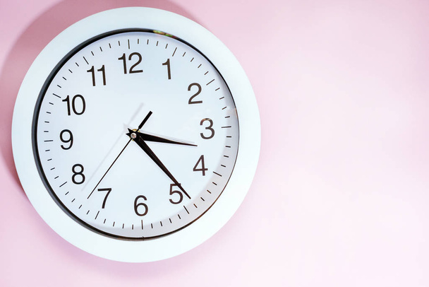orologio bianco su sfondo rosa - Foto, immagini