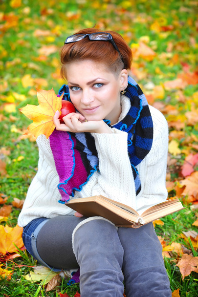 Gyönyörű lány, könyvvel, az őszi parkban - Fotó, kép