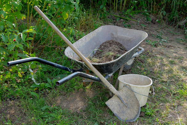 Bucket, shovel and wheelbarrow - Foto, Bild