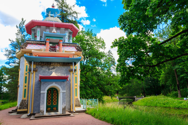 Chinese pavilion (creaking gazebo) in the Catherine Park in Tsarskoye Selo, Pushkin, Russia - Zdjęcie, obraz