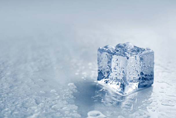Crystal clear ice cube on grey background, closeup. Space for text - Foto, afbeelding
