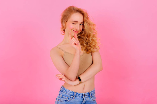 Gorgeous young blonde posing on a bright background - Φωτογραφία, εικόνα