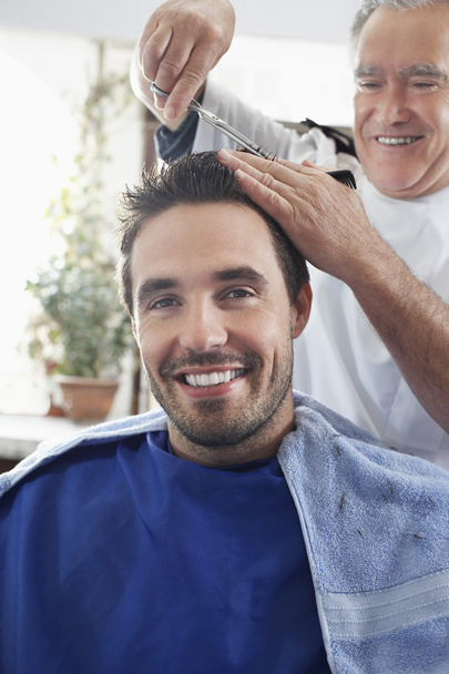 Barber cutting  hair - Fotografie, Obrázek