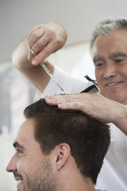 Barber cutting  hair - Foto, imagen