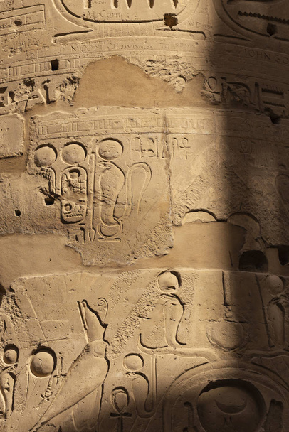Karnak-Tempel, Komplex von amun-re. eingeprägte Hieroglyphen auf Säulen. Große Hypostilhalle. Säulen durch französische Vandalen-Soldaten während der Kolonialisierung Ägyptens beschädigt. - Foto, Bild