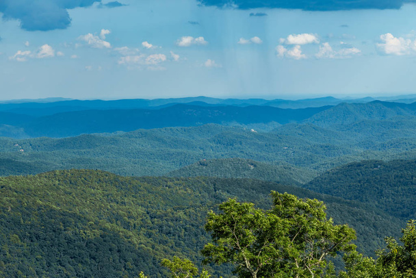 A view of the North Carolina countryside from the Blue Ridge Parkway - Foto, Imagen