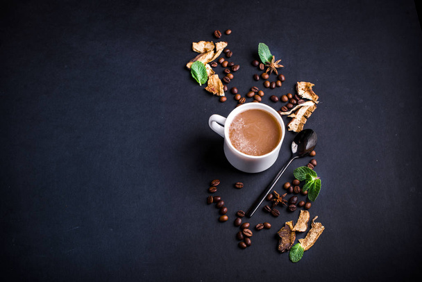 キノコチャガコーヒースーパーフードミントと暗い背景に乾燥して新鮮なキノコとコーヒー豆。コーヒーブレイク - 写真・画像