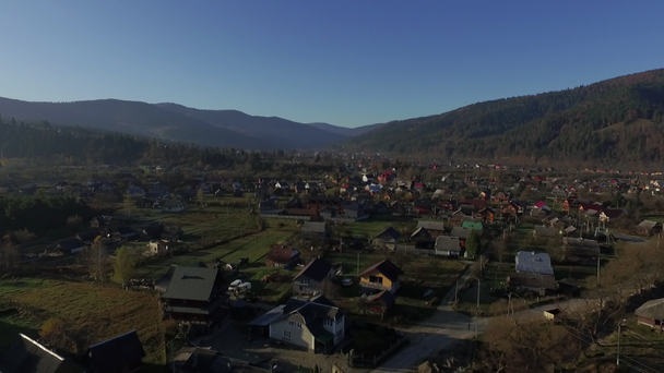 Dorf in den Karpaten in den Bergen, Hütte, Leben in den Bergen, Haus - Filmmaterial, Video