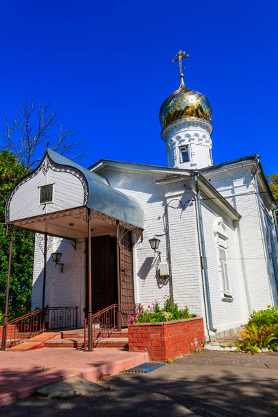 Kirche der Heiligen Märtyrer Gurij, Samon und Aviv im Dorf Karacharovo bei Murom, Russland - Foto, Bild