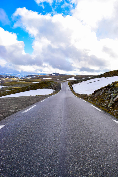 Національний туристичний сніговий шлях Aurlandsvegen в Норвегії. - Фото, зображення