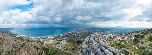 Πανοραμική θέα Από ένα λόφο θάλασσα και βουνά. Θέα από βουνά. Ελλάδα, Κρήτη, Ηράκλειο, Αμμουδάρα. - Φωτογραφία, εικόνα