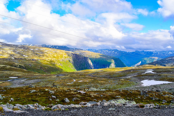 美しい山の風景です。雪の道オーランズベジ。ノルウェー. - 写真・画像