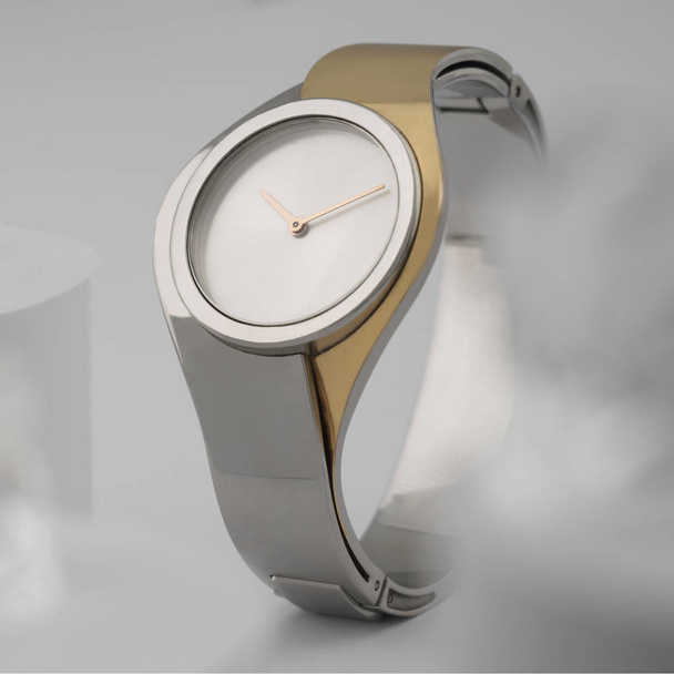 Design moderno argento e oro vista frontale orologio a mano su sfondo bianco
 - Foto, immagini