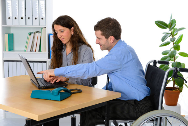 disabled businessman in wheelchair and his female colleague - Zdjęcie, obraz
