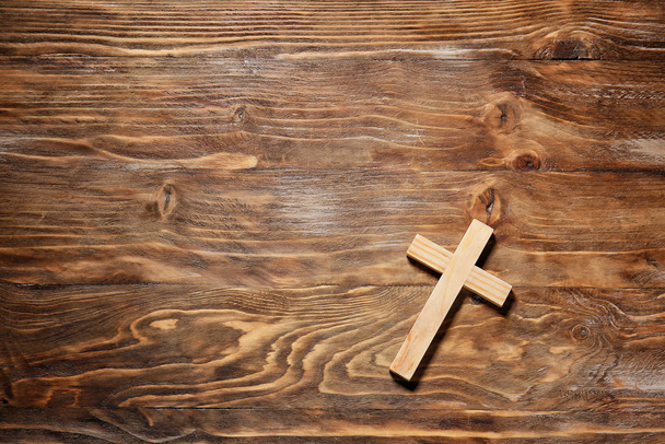křesťanský kříž na dřevěném pozadí - Fotografie, Obrázek