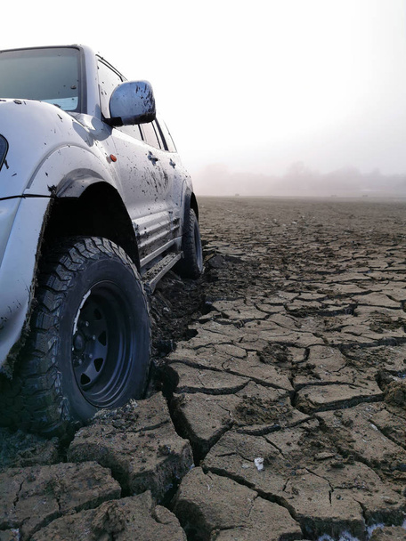 Unerkennbares Auto steckt im Sumpf fest, extremes Gelände  - Foto, Bild