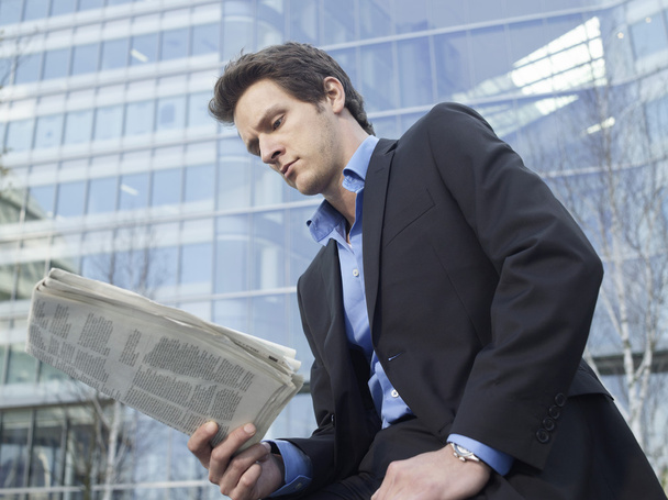 Businessman reading newspaper - Foto, afbeelding