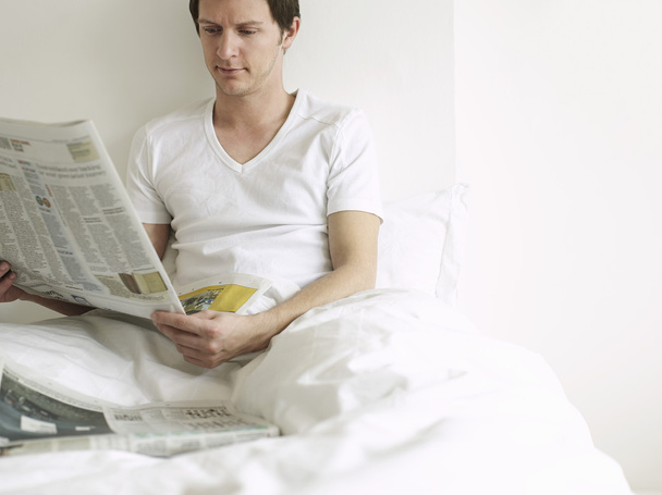 fiatal férfi olvas újságot - Fotó, kép
