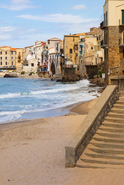 İtalya, Sicilya, Palermo Eyaleti, Cefalu. Cefalu kasabasındaki Akdeniz kıyısında bir sahil.. - Fotoğraf, Görsel