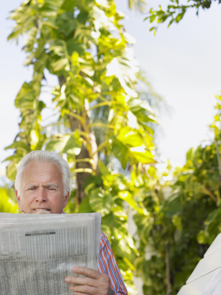 Man reading newspaper - Zdjęcie, obraz