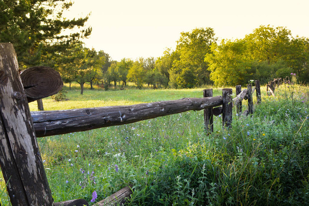 Old rural wooden fence on beauty landscape view - Fotoğraf, Görsel