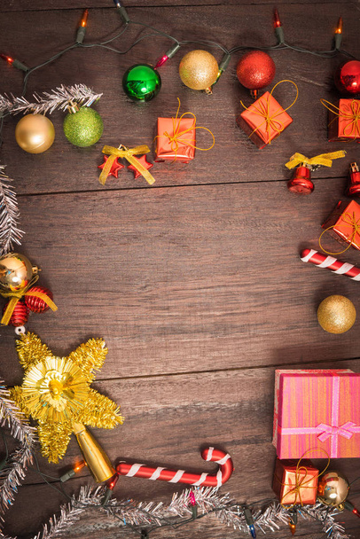 Caja de regalo de Navidad, decoración de alimentos y rama de abeto en la mesa de madera. Vista superior con espacio de copia - Foto, Imagen