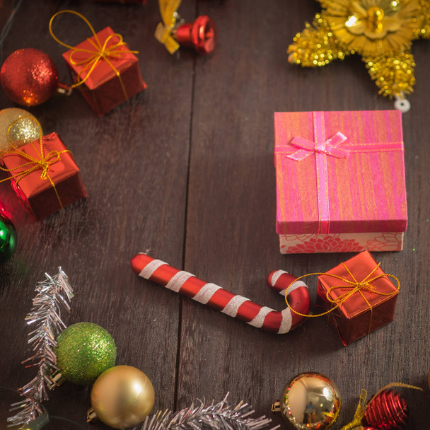 Caja de regalo de Navidad, decoración de alimentos y rama de abeto en la mesa de madera. Vista superior con espacio de copia - Foto, Imagen