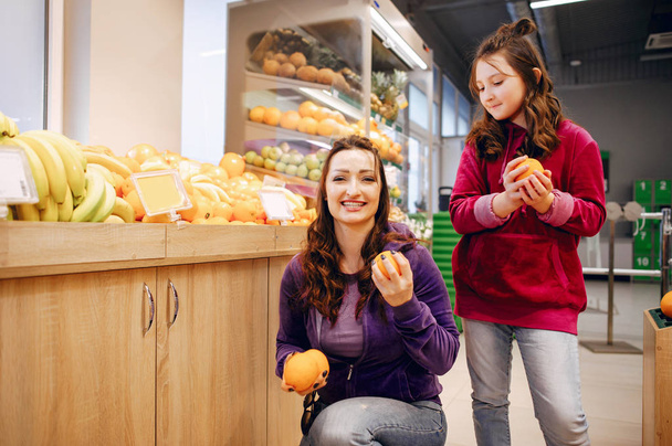 Mother with a daughter in a supermarket - Foto, Imagen
