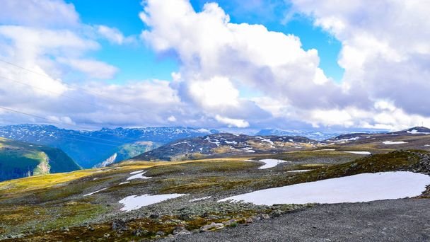 A gyönyörű hegyi táj. Havas út Aurlandsvegen. Norvégia. - Fotó, kép
