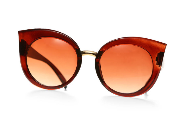 Стильні сонцезахисні окуляри на білому тлі
 - Фото, зображення