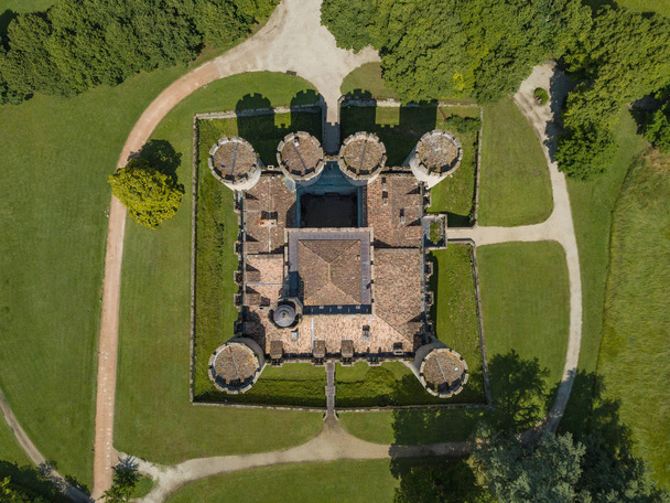 Αεροφωτογραφία του αρχαίου οχυρωμένου κάστρου του Chateau de Roquetaillade σε ηλιόλουστη καλοκαιρινή μέρα, Mazeres, Γαλλία - Φωτογραφία, εικόνα