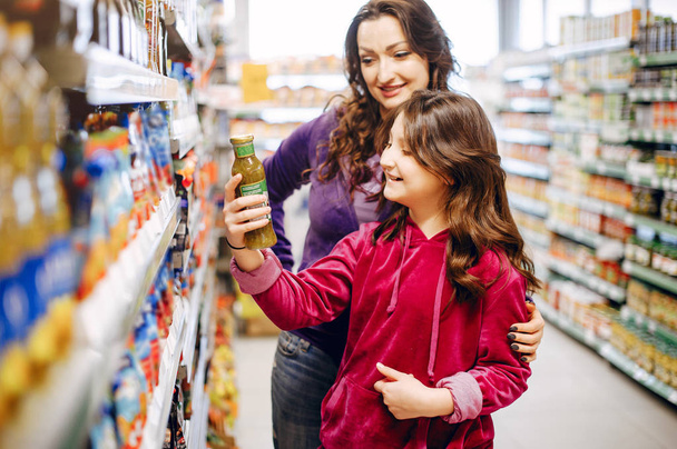 Mother with a daughter in a supermarket - Foto, Imagen