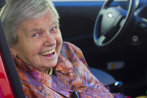 laughing senior as a passenger in the car - Zdjęcie, obraz