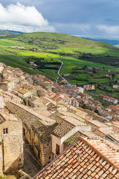 イタリア、シチリア島、パレルモ州、ガンギ。シチリア山のガンギの町の眺め. - 写真・画像