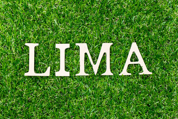 Holz Buchstabe in Wort Lima auf grünem Gras Hintergrund - Foto, Bild