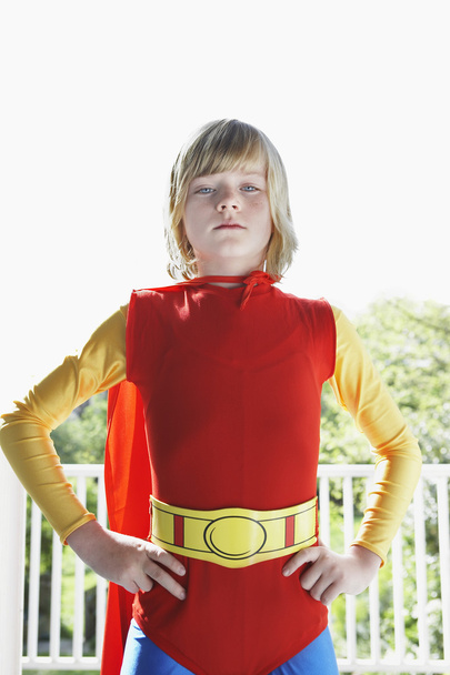 Junge im Superheldenkostüm mit Händen an der Hüfte - Foto, Bild