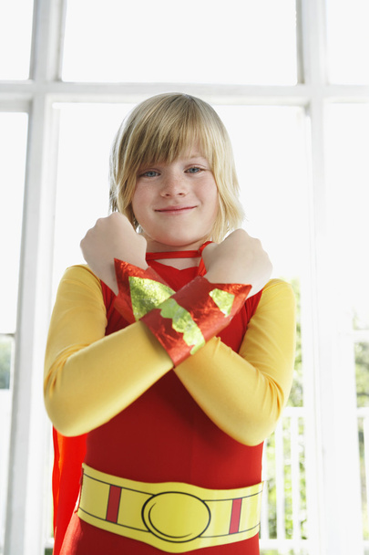 Poika yllään supersankari puku kädet ristissä
 - Valokuva, kuva