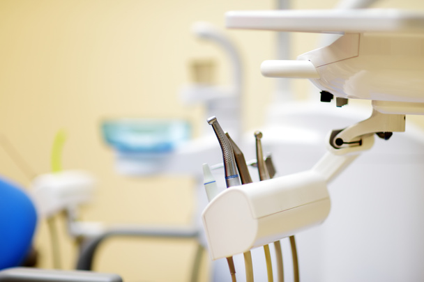 Verschiedene zahnärztliche Instrumente und Werkzeuge in einer Zahnarztpraxis - Foto, Bild