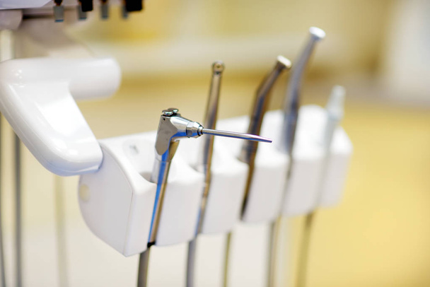 Verschiedene zahnärztliche Instrumente und Werkzeuge in einer Zahnarztpraxis - Foto, Bild