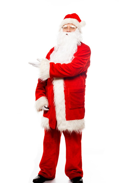 Père Noël montrant avec des gestes quelque chose d'isolé sur fond blanc
 - Photo, image