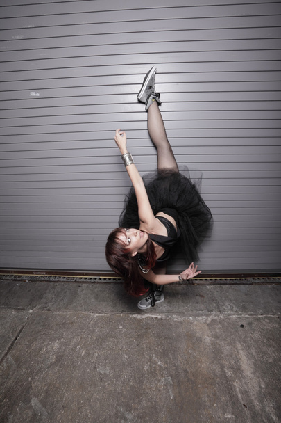 Bailarina bailando en la oscuridad
 - Foto, Imagen