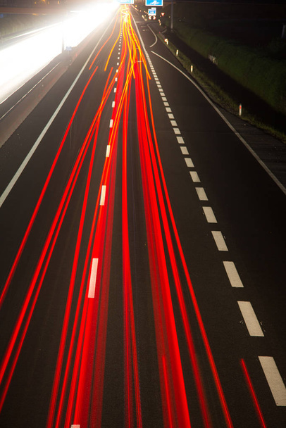 highway road at night, long term exposure - Foto, afbeelding