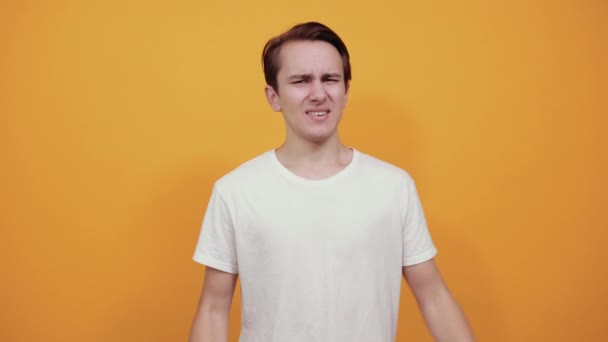 Uomo emotivo in una t-shirt bianca stretto le mani nei pugni
 - Filmati, video