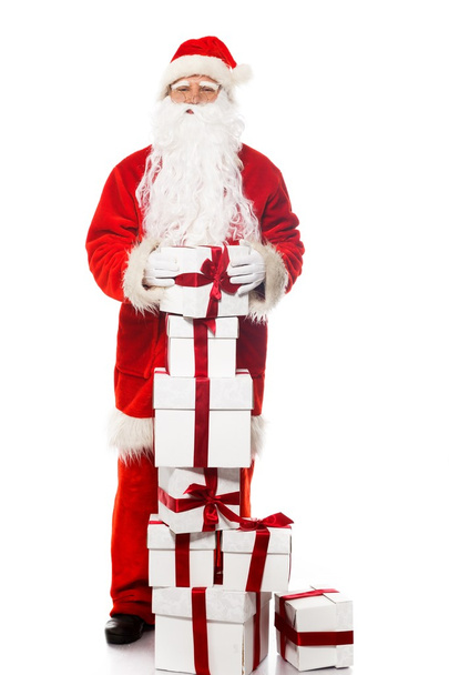 Άγιος Βασίλης με κουτιά δώρων που απομονώνονται σε λευκό φόντο - Φωτογραφία, εικόνα