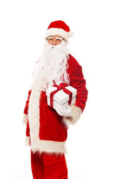 Санта-Клауса, представляючи подарунковій коробці, ізольовані на білому тлі - Фото, зображення