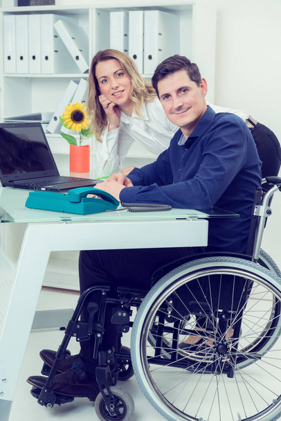 disabled businessman in wheelchair and his female colleague - Fotoğraf, Görsel