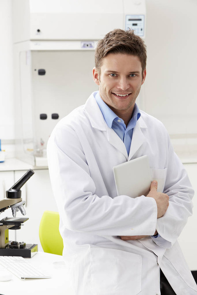 Portrait Of Scientist With Clipboard In Laboratory - Foto, imagen