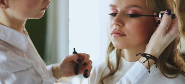 beautiful young model woman getting fashion make-up - Foto, imagen